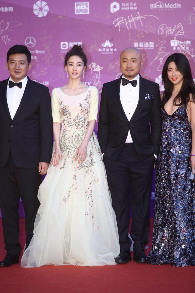 Táo bạo với áo khoét sâu khoe vòng 1 căng đầy, gái hư Thư Kỳ khiến loạt mỹ nhân phải lép vế trên thảm đỏ LHP Bắc Kinh